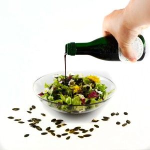 Kürbiskernöl auf Salat